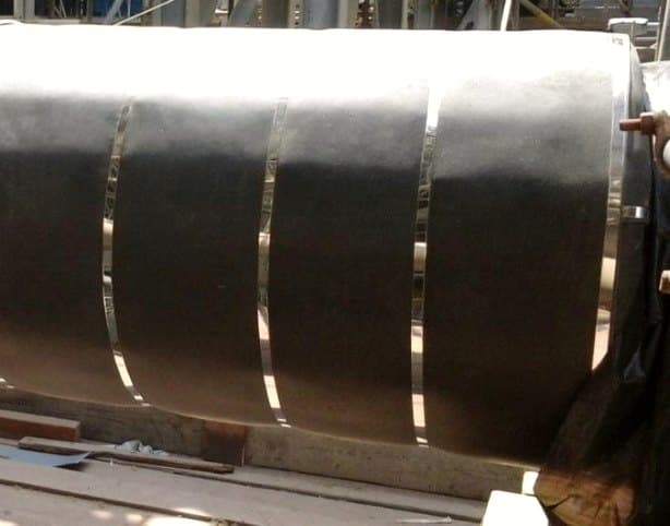 Cold insulation system with vapour barrier and banding on pipework