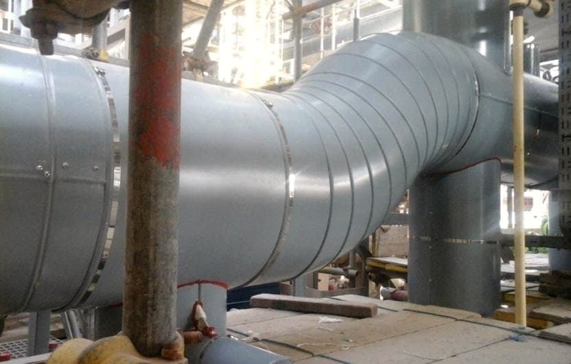 Insulated ducting elbow with clad segments following the bend radius