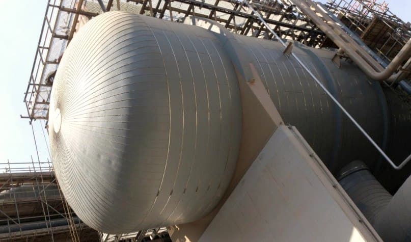Large storage vessel insulated and clad, supported on a steel structure